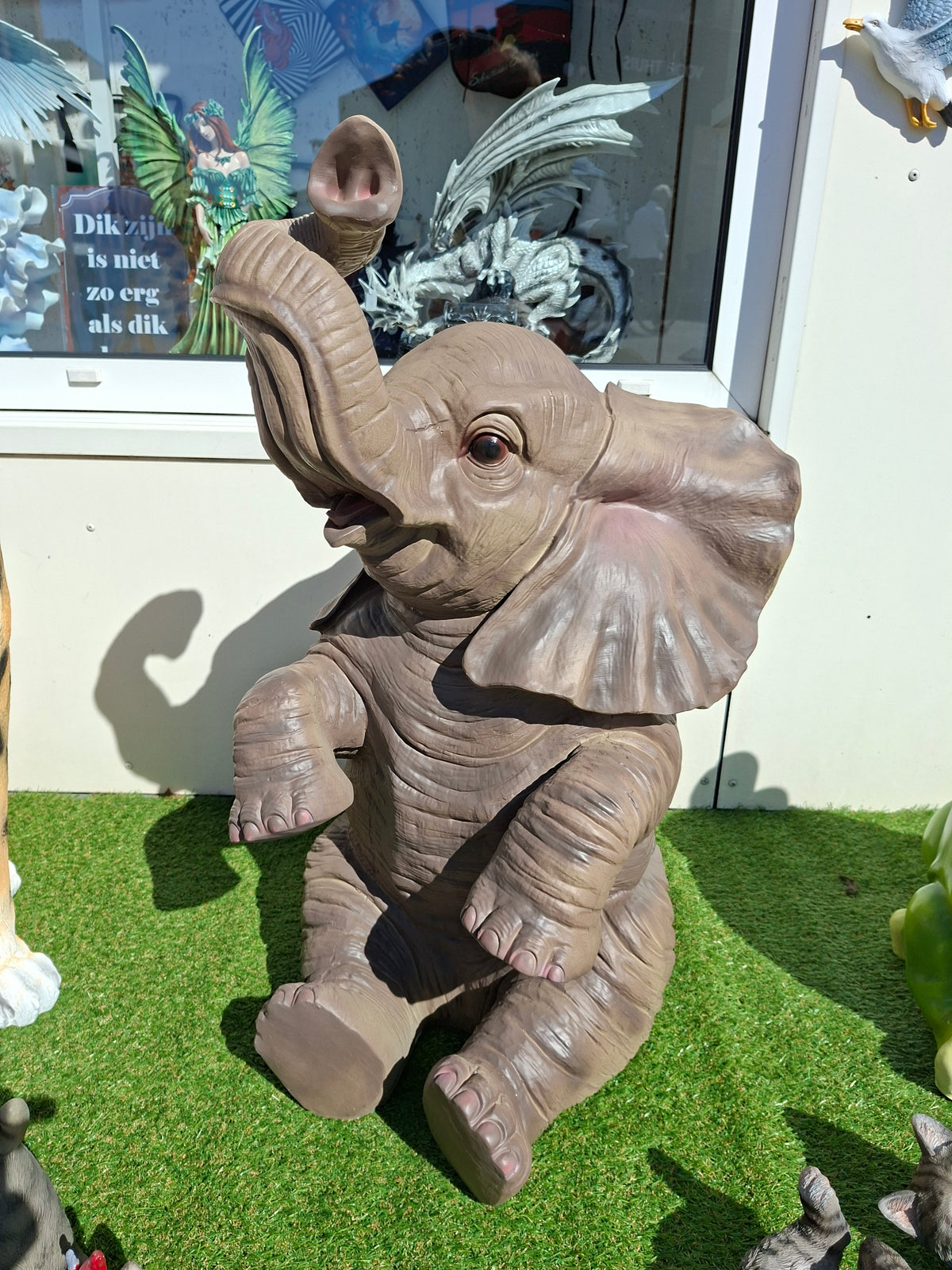 Sitzender Elefant