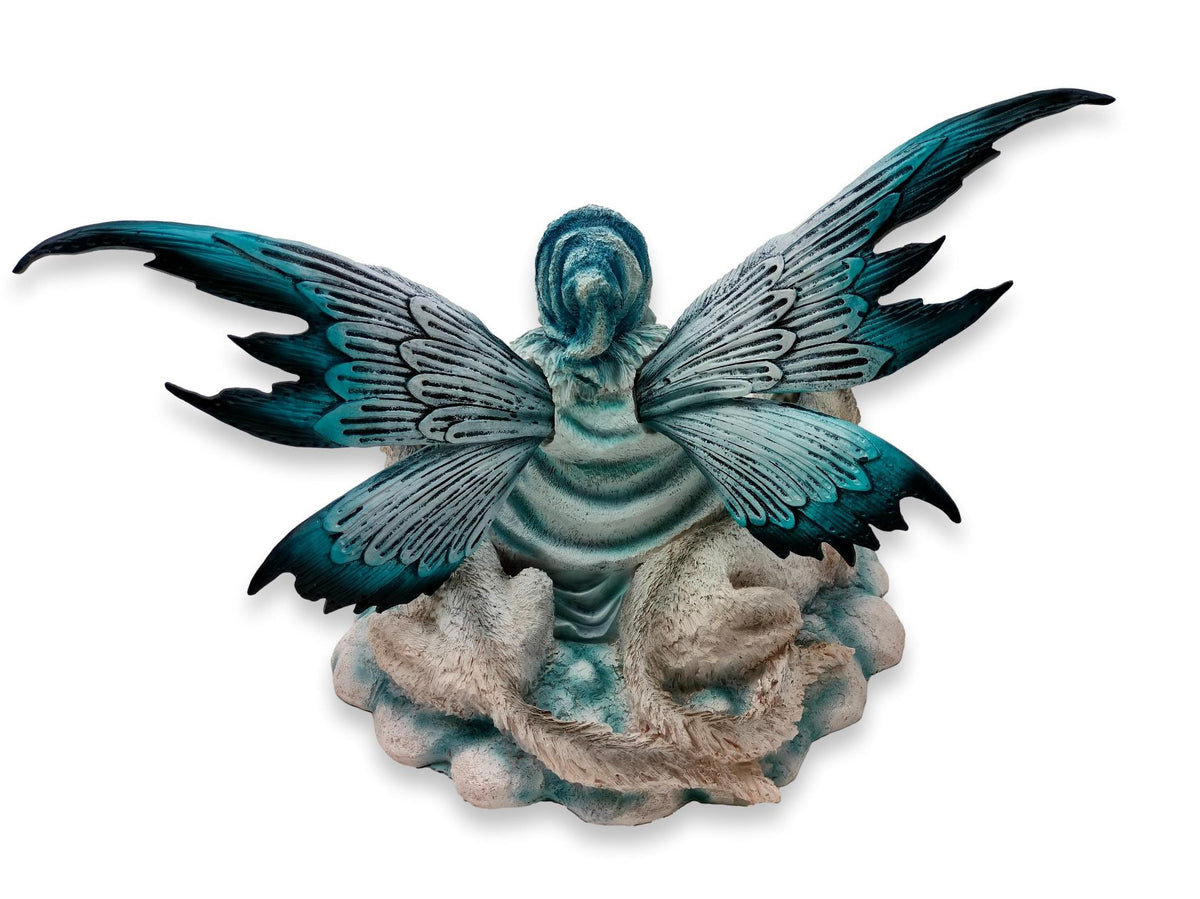 Una donna seduta insieme ai suoi lupi