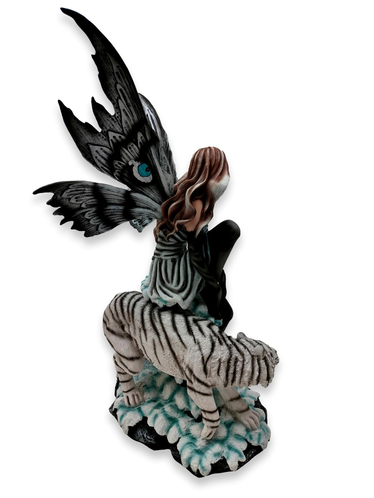 Eleven Tigrale with a white tiger