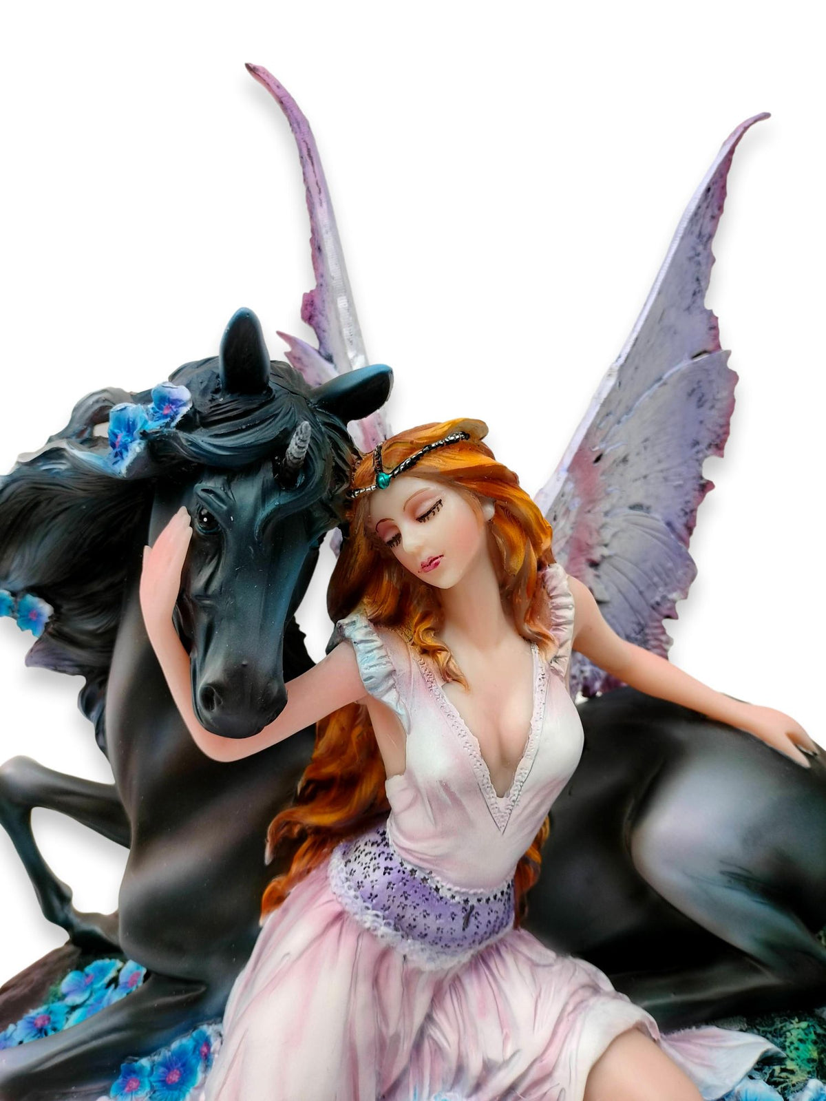 Undici seduti accanto al suo unicorno