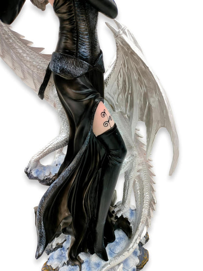 Noiral mit ihrem Drachen