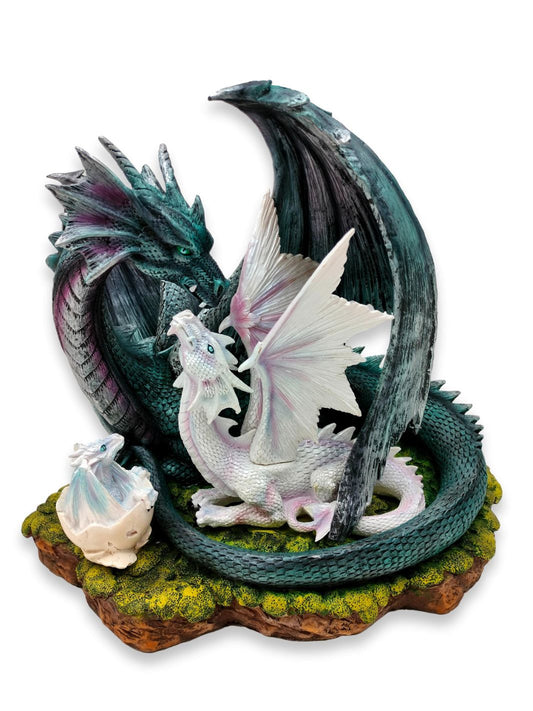 Grüne Drachenmutter mit ihren kleinen Drachen