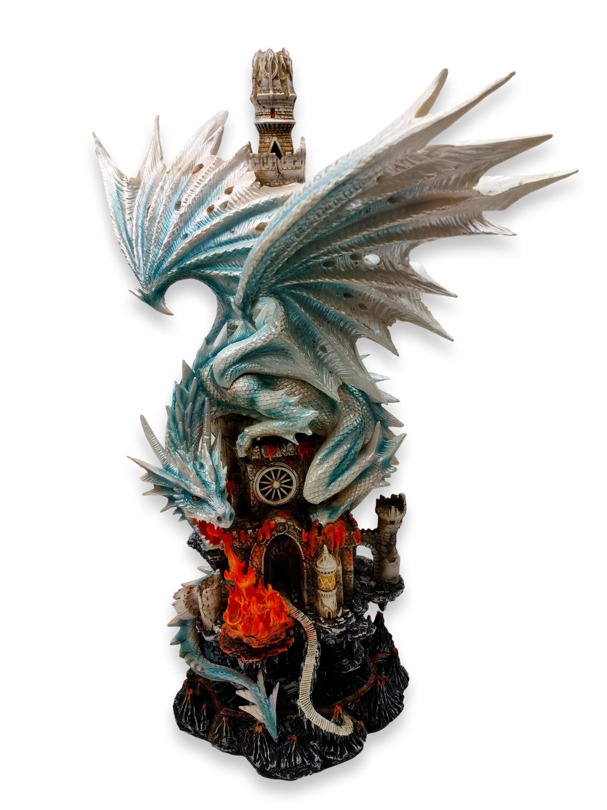 Blauer, weißer Drache auf einer Burg