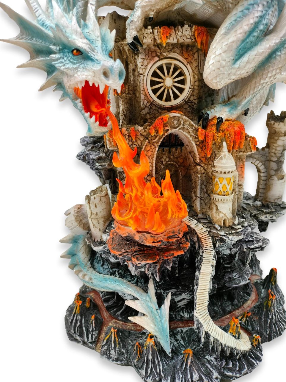 Blauer, weißer Drache auf einer Burg