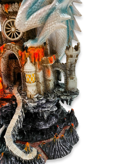 Blauer, weißer Drache auf einer Burg