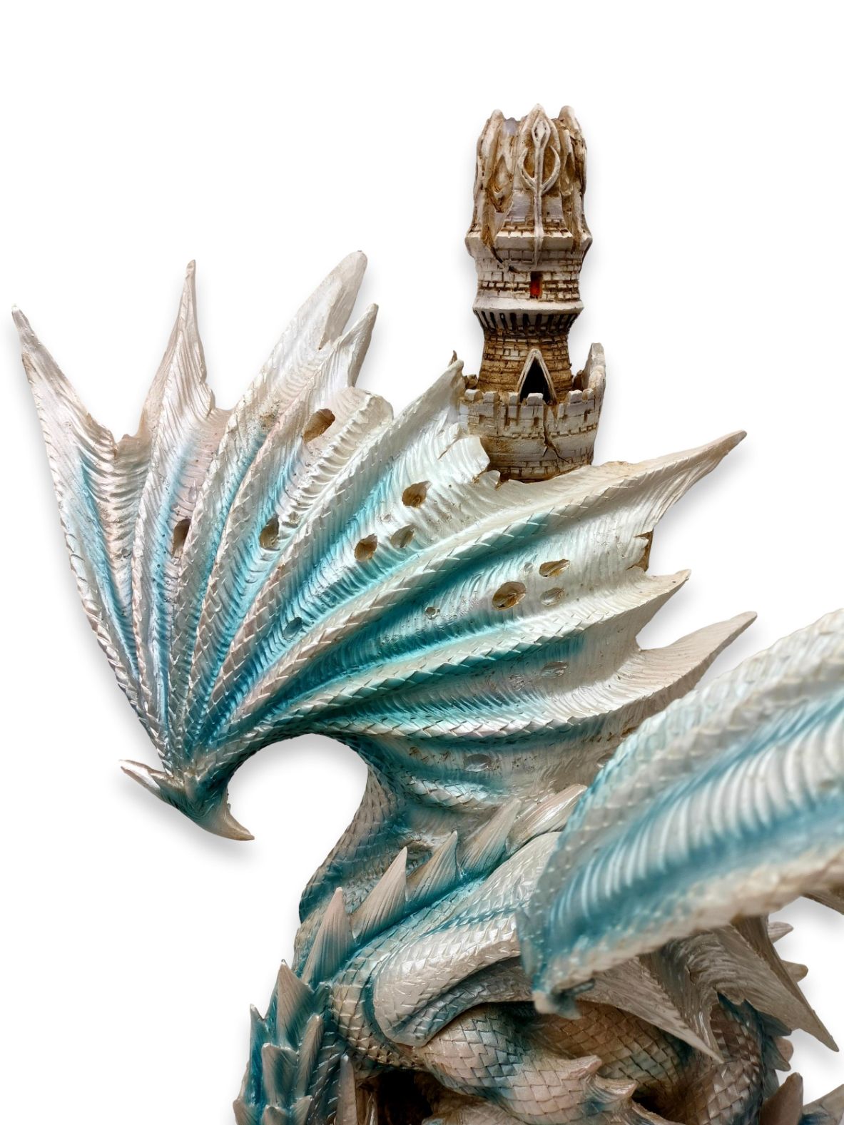 Blauer, weißer Drache auf einer Burg