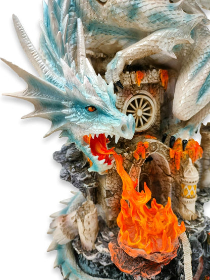 Blauer, weißer Drache auf einer Burg