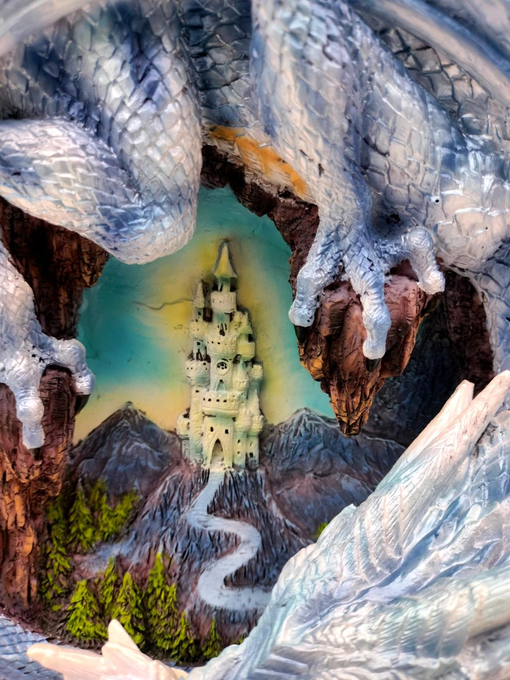 Blauer Drache mit ihrem neugeborenen Drachenjungen
