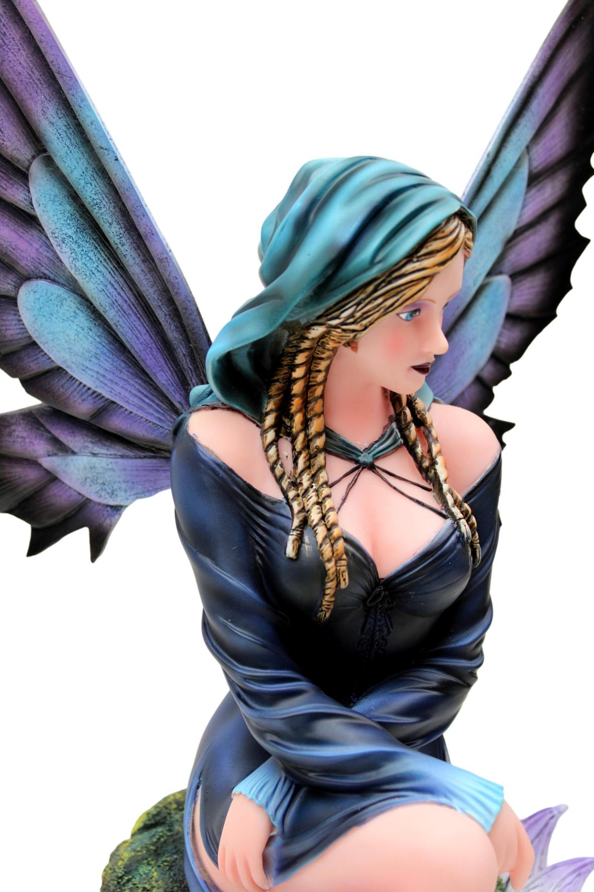Elf Prunella mit einem kleinen Drachen