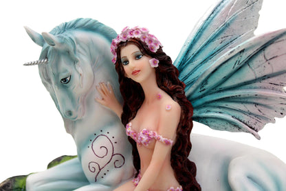 Elf Tricia sentada junto a un unicornio
