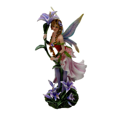 Alicia, el hada del verano, con una flor
