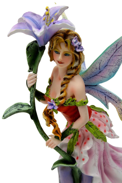 Alicia, el hada del verano, con una flor