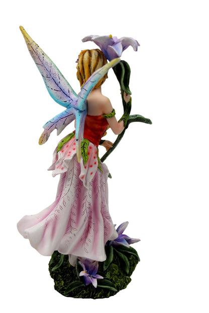 Alicia, el hada del verano, con una flor