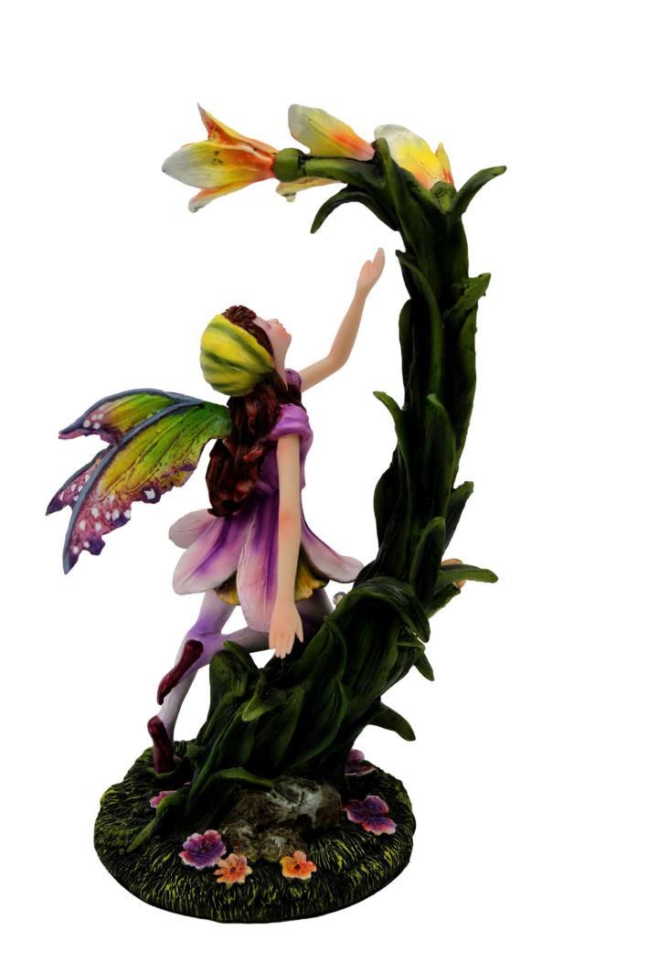 Elfje Somera accanto a un fiore